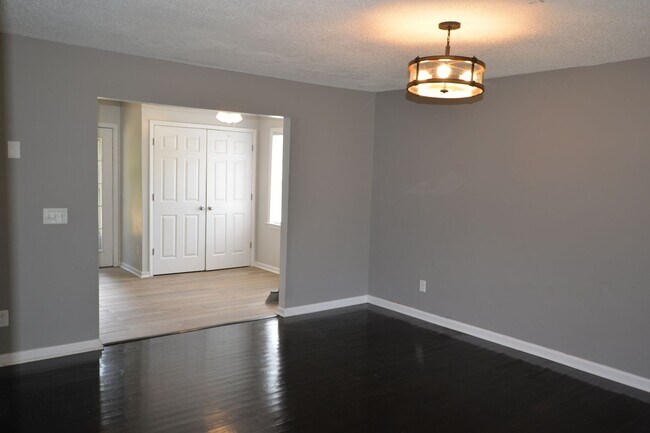 Building Photo - Cozy 3-Bedroom Near Greensboro Coliseum