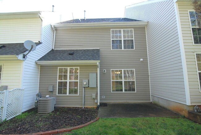 Building Photo - Maintenance free 2 bedroom suite townhouse...