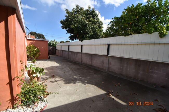 Building Photo - 4 Bedroom Home with Private Spacious Backy...