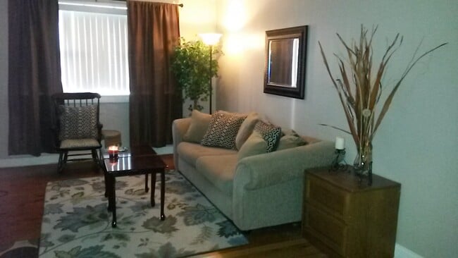 Building Photo - 405 E 5th St