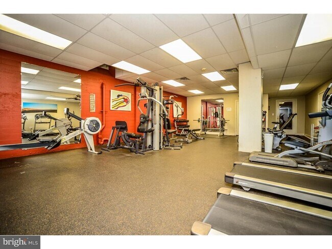 Building Photo - 4625 Pine St