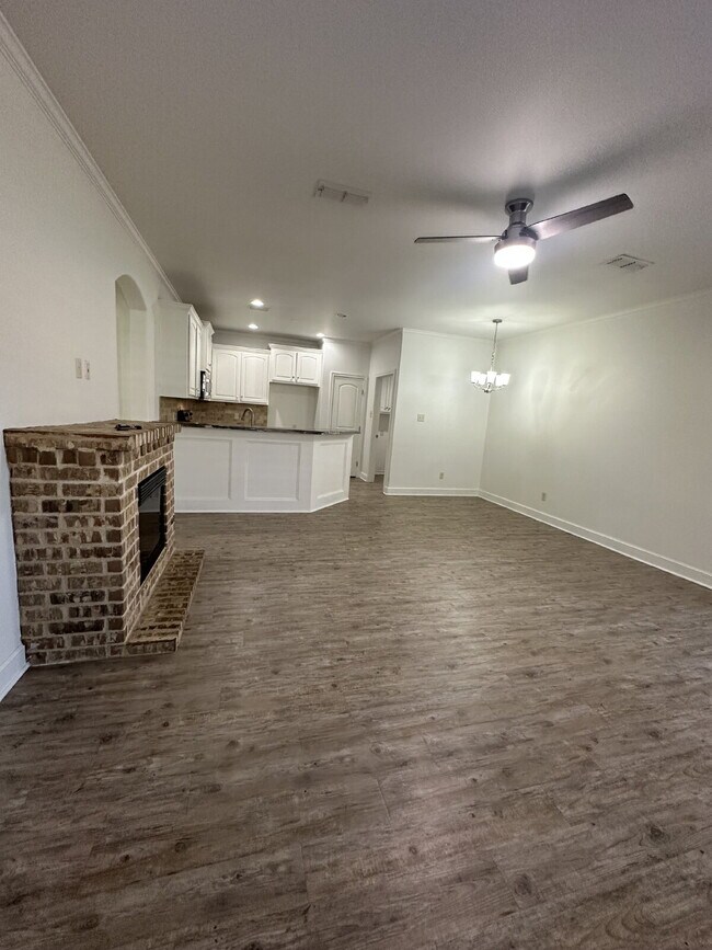 Building Photo - Beautifully Maintained Duplex - Lease Only