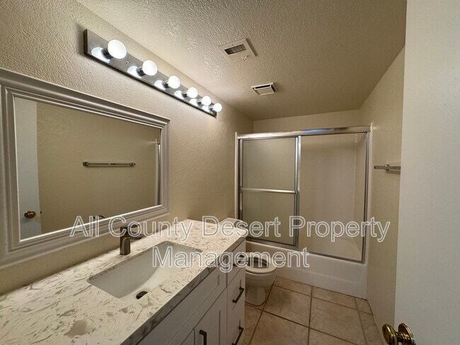 Building Photo - 2701 E Mesquite Ave