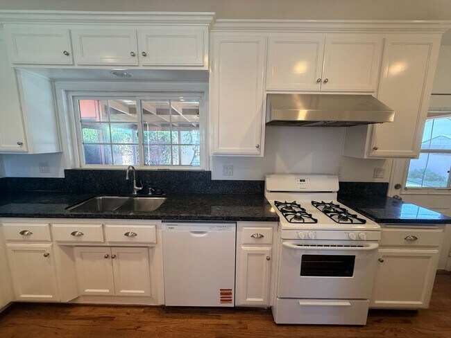 Building Photo - Adorable 2-bedroom home available for rent in Lakewood Mutuals!