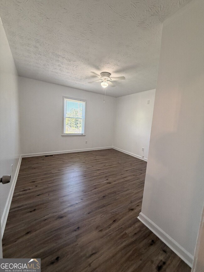 Building Photo - 640 Valerie Cir