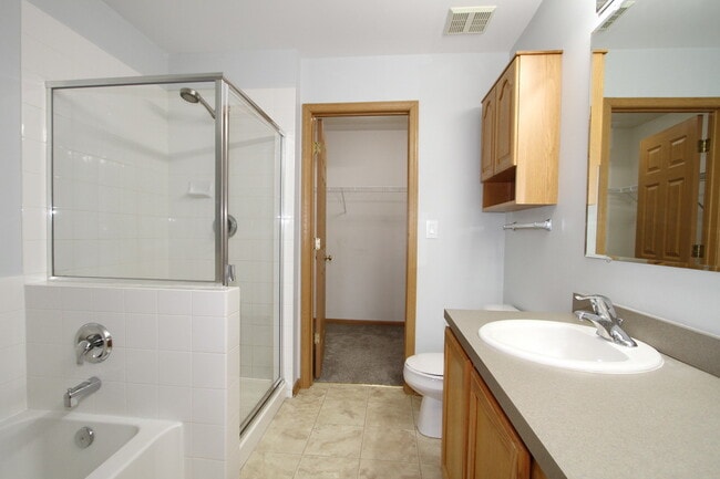 Building Photo - 2534 Hillsboro Blvd