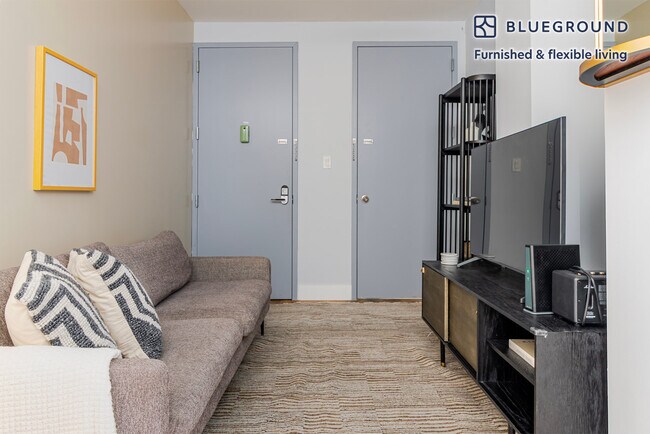 Building Photo - 161 W 54th St