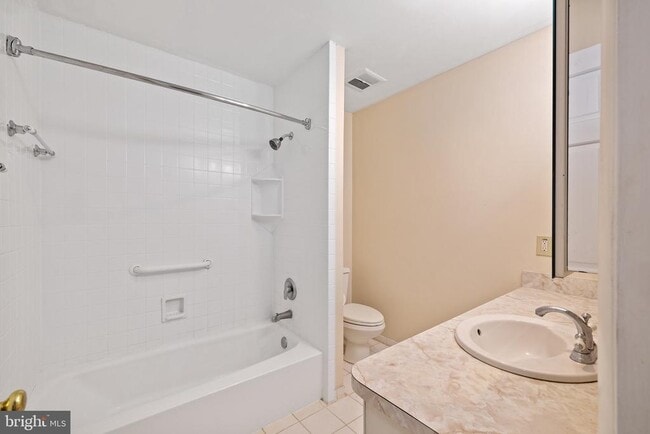 Building Photo - 1032 Pinecrest Dr