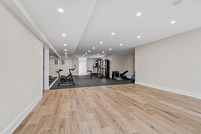 Building Photo - 5 Colonial Rd