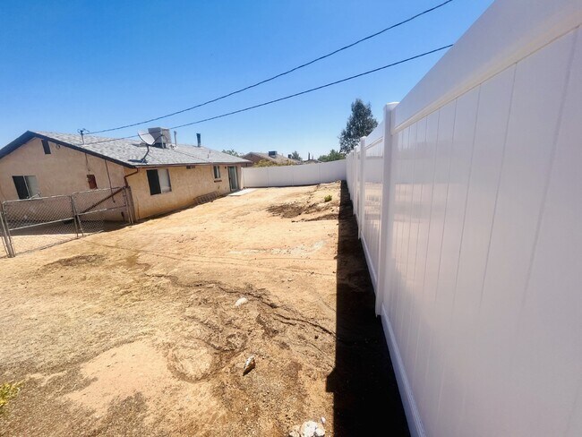Building Photo - Two bedroom Home in South Joshua Tree