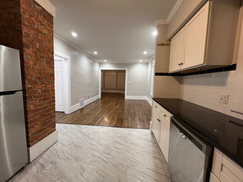 Building Photo - 7426 Dunedin St