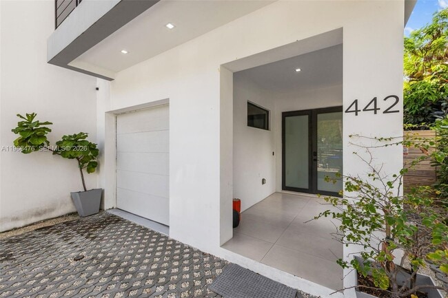 Building Photo - 442 SW 15th Rd