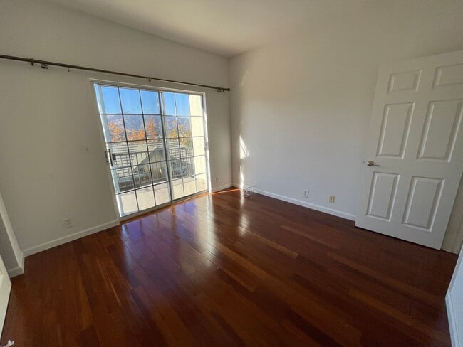 Building Photo - Stunning Remodeled 2BR/2BA Garage Laundry Fireplace