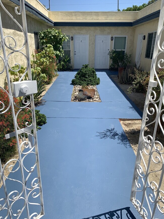 Primary Photo - Quaint Complex Near Downtown Palm Springs
