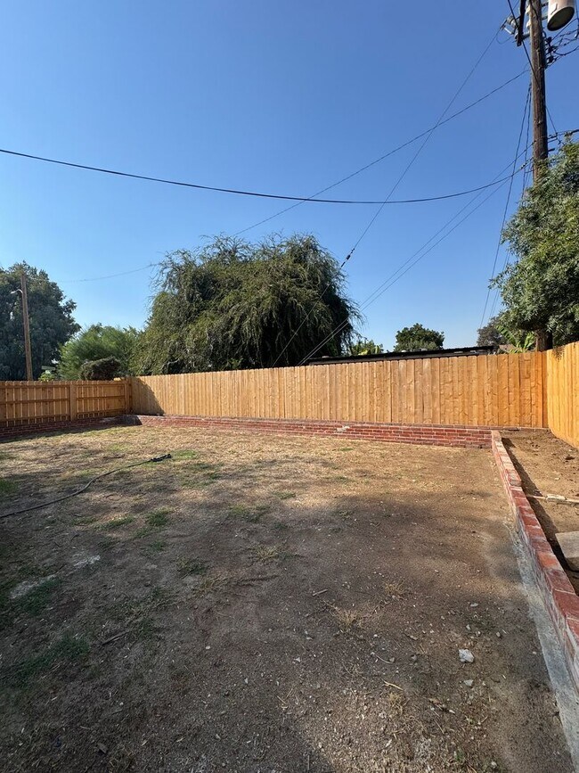 Building Photo - Charming Home Rent Ready !