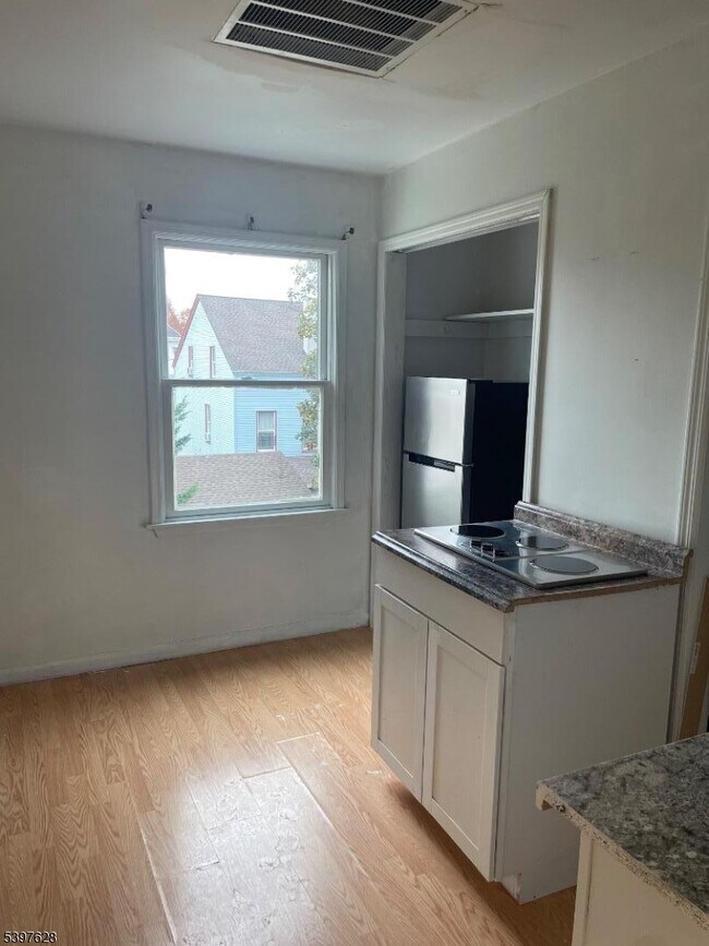 Building Photo - 743 E 18th St