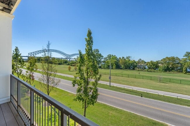 Building Photo - 380 Island Dr