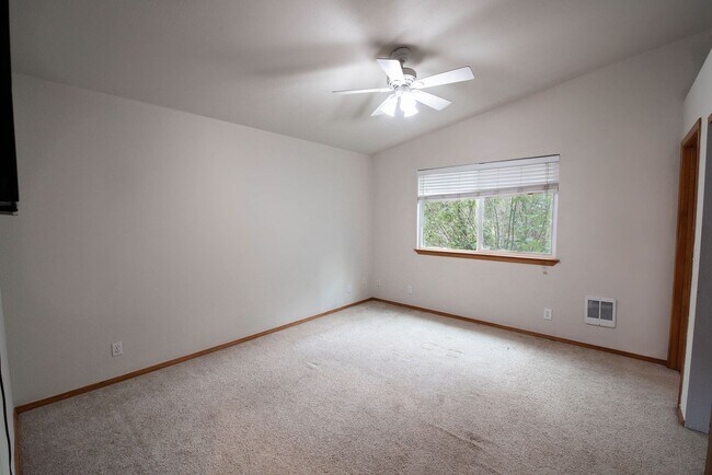 Building Photo - Spacious 3-Bed Home in Hayden Lake with La...