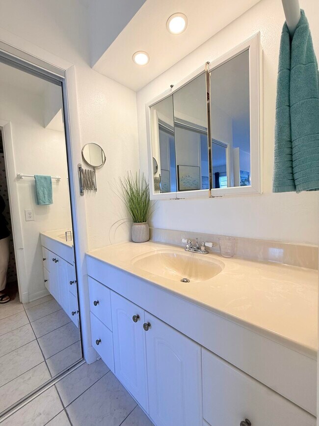 Building Photo - 470 Paradise Isle Blvd