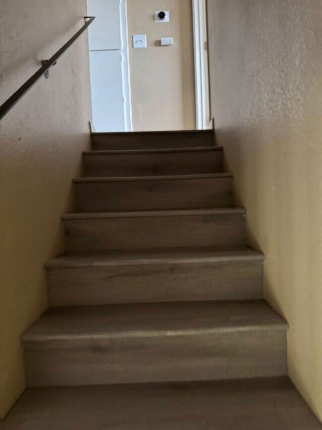 Building Photo - Duplex for Rent in S. Sacramento