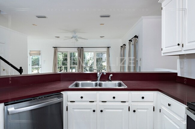 Building Photo - Charming 3-Level Home with Water Access in...