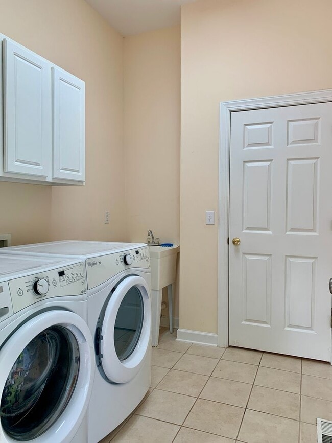 Building Photo - AMAZING Luxurious Residence, Near Educational Facilities, With Upscale Amenities!