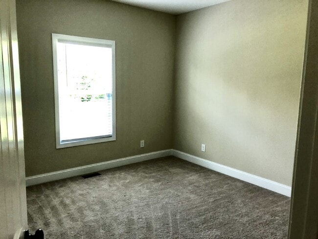 Building Photo - " 3-Bed  2 bath Oasis with Granite Elegance & Gleaming Hardwood in Cookeville!"