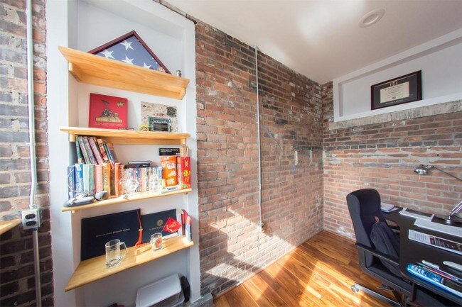 Building Photo - 484 Brainard St
