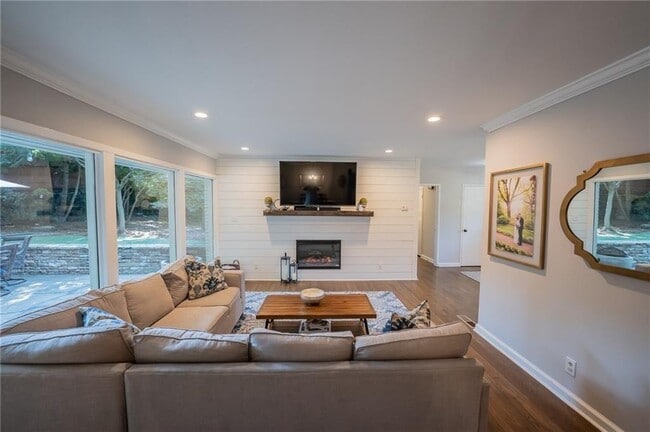 Building Photo - 1210 Lenox Cir NE