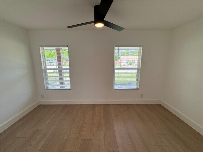 Building Photo - 5805 N Hampton Dr