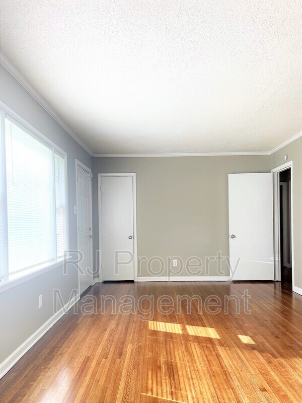 Building Photo - 3641 Bishops Bridge Rd