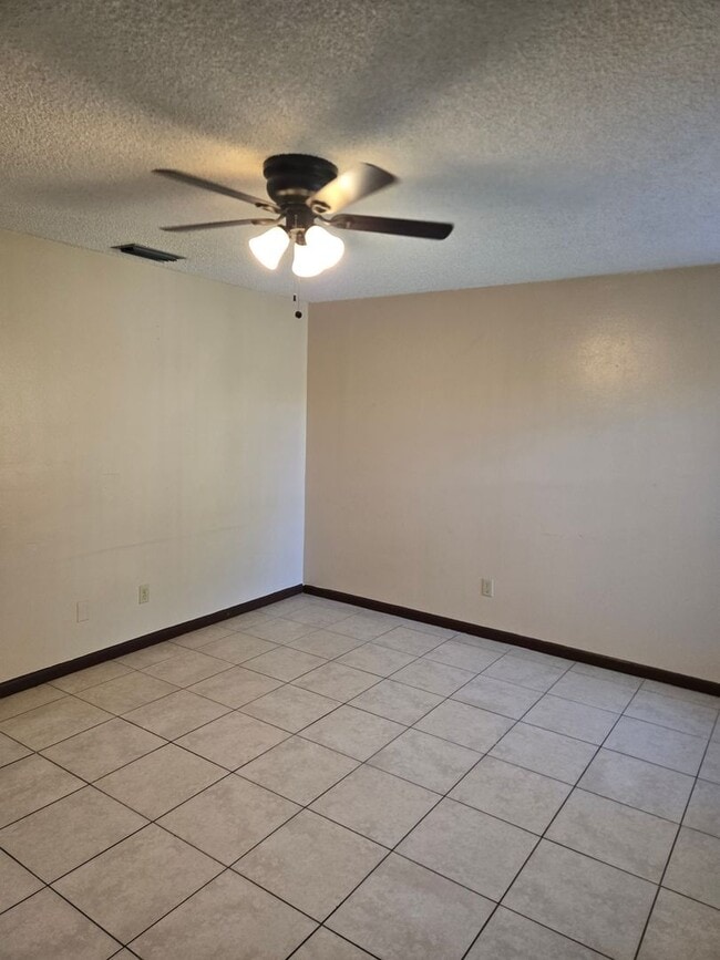 Building Photo - SPACIOUS 2 BEDROOM 1 BATH DUPLEX LOCATED I...