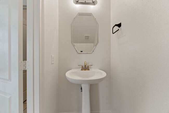 Building Photo - 910 Box Elder Dr