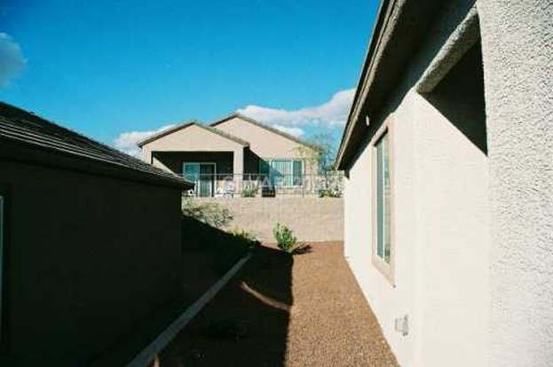 Building Photo - 2352 Apparition St