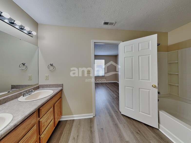 Building Photo - 8036 Chesterhill Way