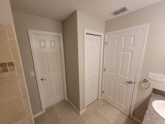 Building Photo - 4907 Summerfield Cir