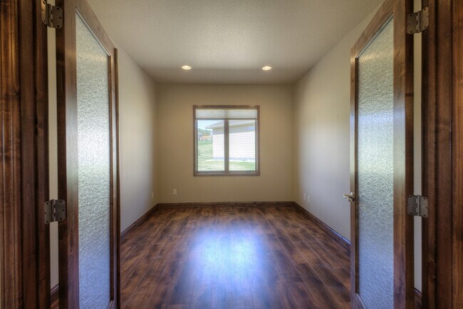 Building Photo - 2 BEDROOM | 2 BATH | DOUBLE GARAGE | SPACIOUS TOWNHOME