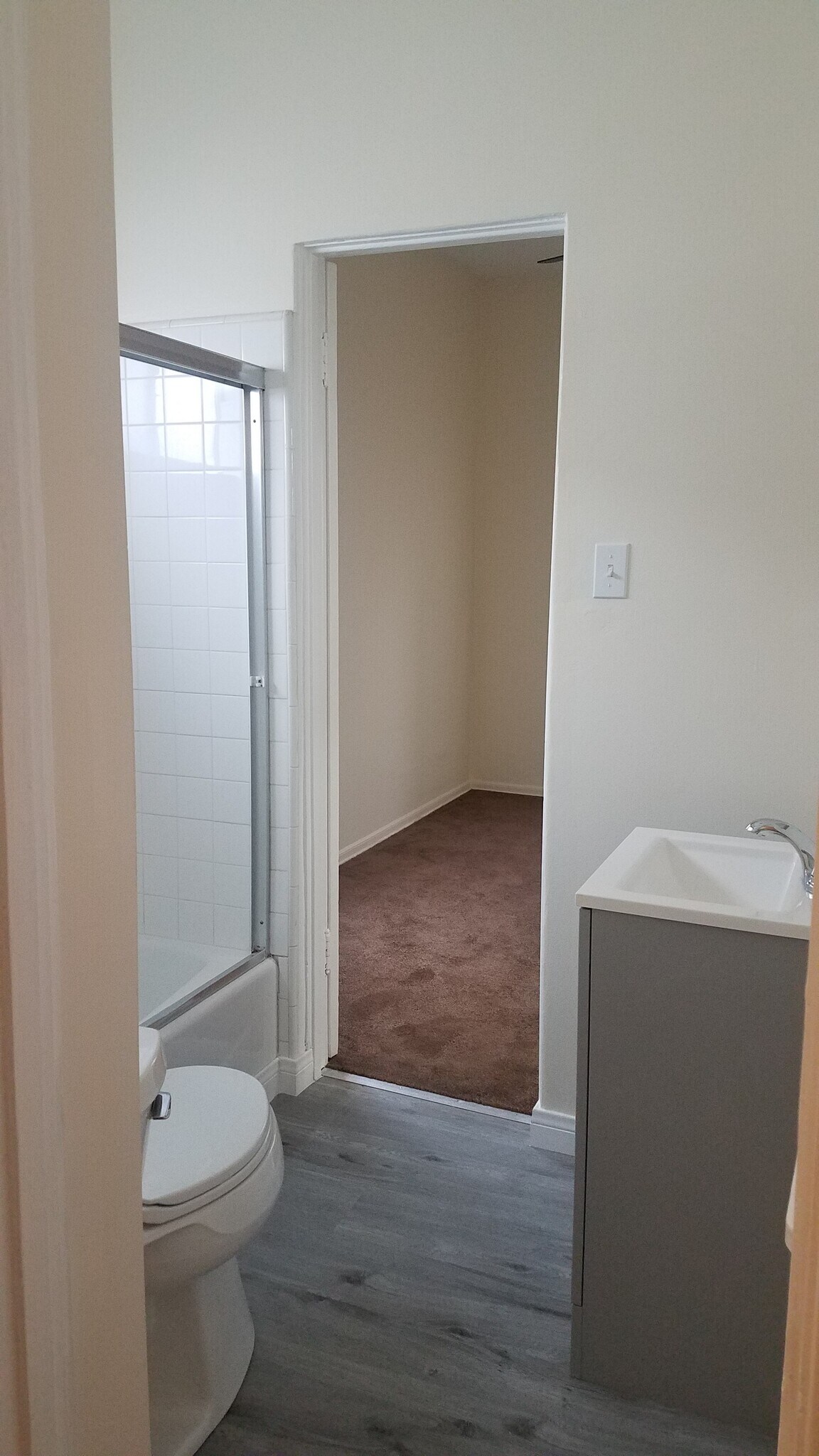 Bathroom - 3915 E Mayfield St