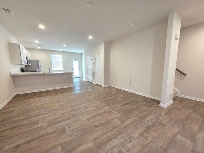 Building Photo - 426 Creekbed Cir