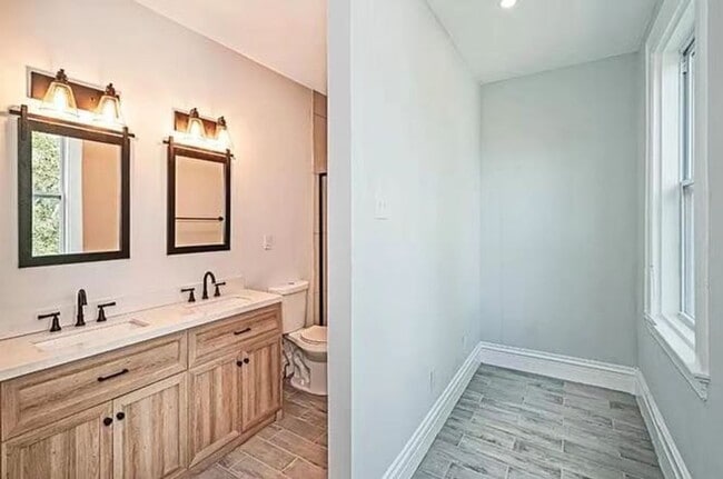 Building Photo - 5 bedroom home in the Upper Hill District