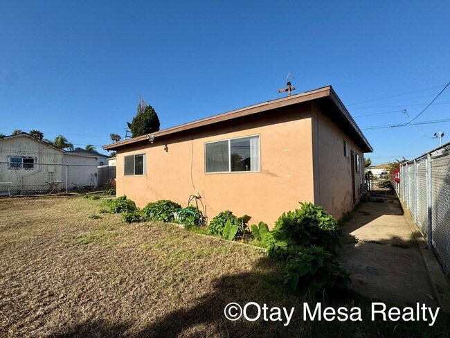 Building Photo - Charming 2-Bedroom Home with Expansive Out...