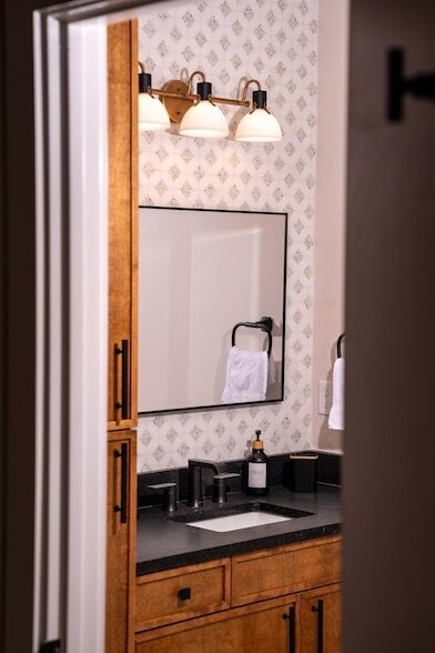 Building Photo - 612 W 8th Ave