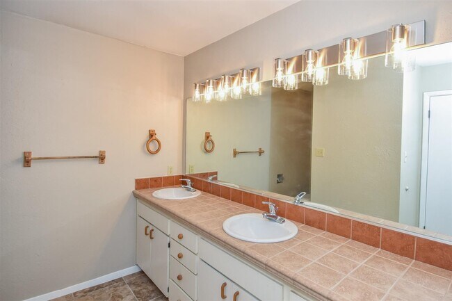Building Photo - 1413 E Torrey Pines Cir