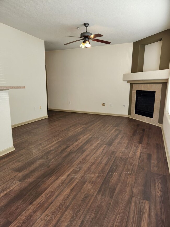 Building Photo - Beautiful condo in highly desired area of ...