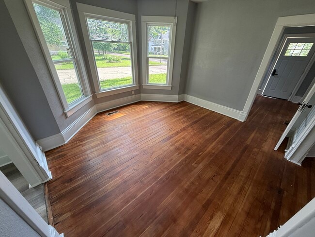 Building Photo - 524 S Evergreen Ave