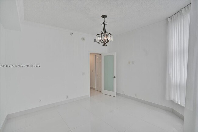 Building Photo - 3500 Mystic Pointe Dr