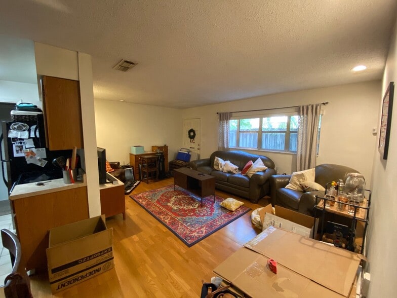 View of Great Room bank of windows.and recessed ceiling lights. - 1210 E Jackson St