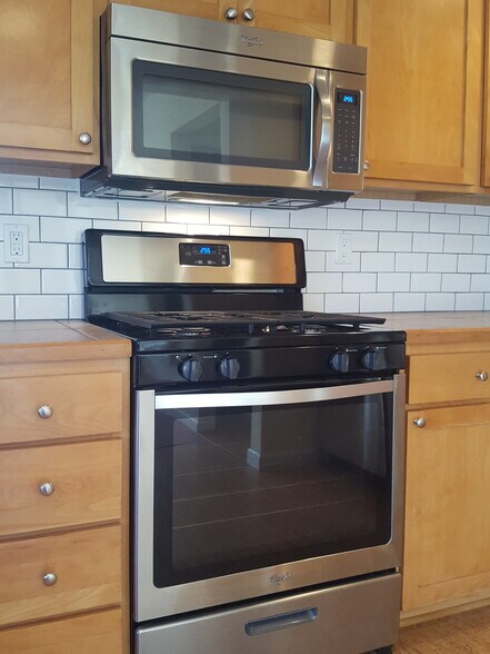 Gas Stove - 1427 27th Ave