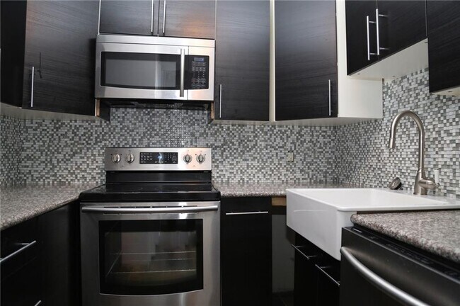 Building Photo - 74 Tell St