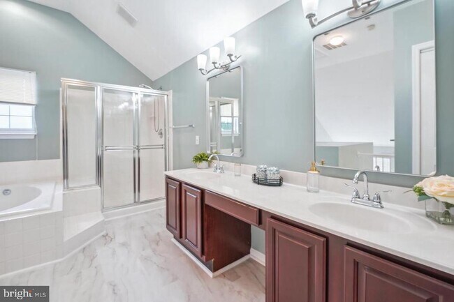 Building Photo - 2557 James Monroe Cir